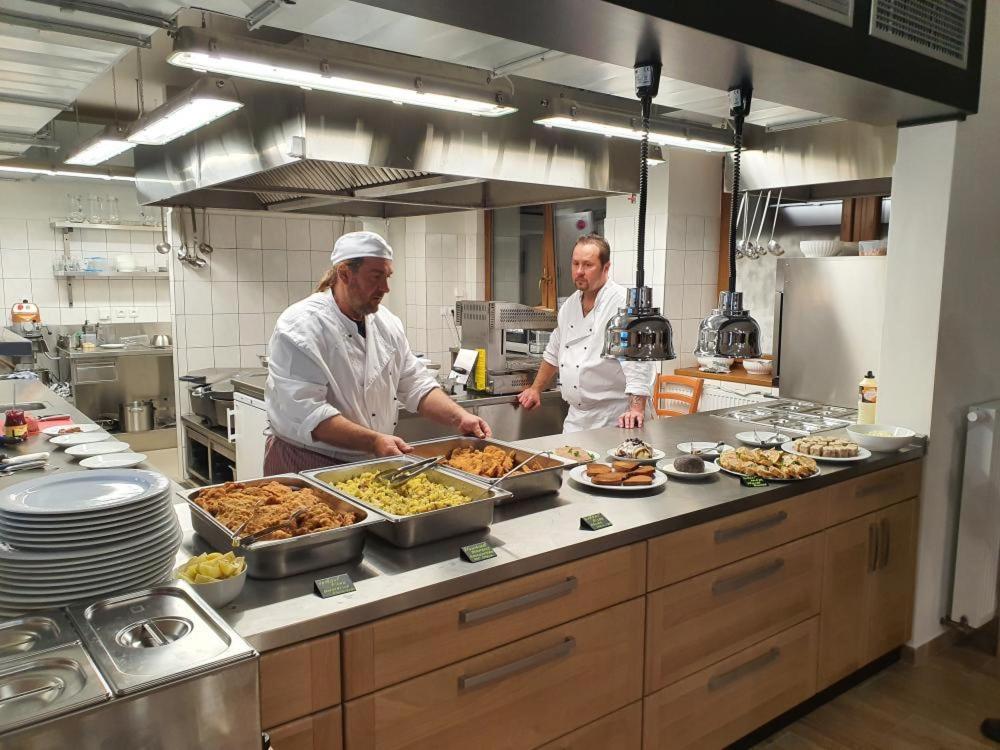 Pension A Restaurace U Sousedu سترازني المظهر الخارجي الصورة
